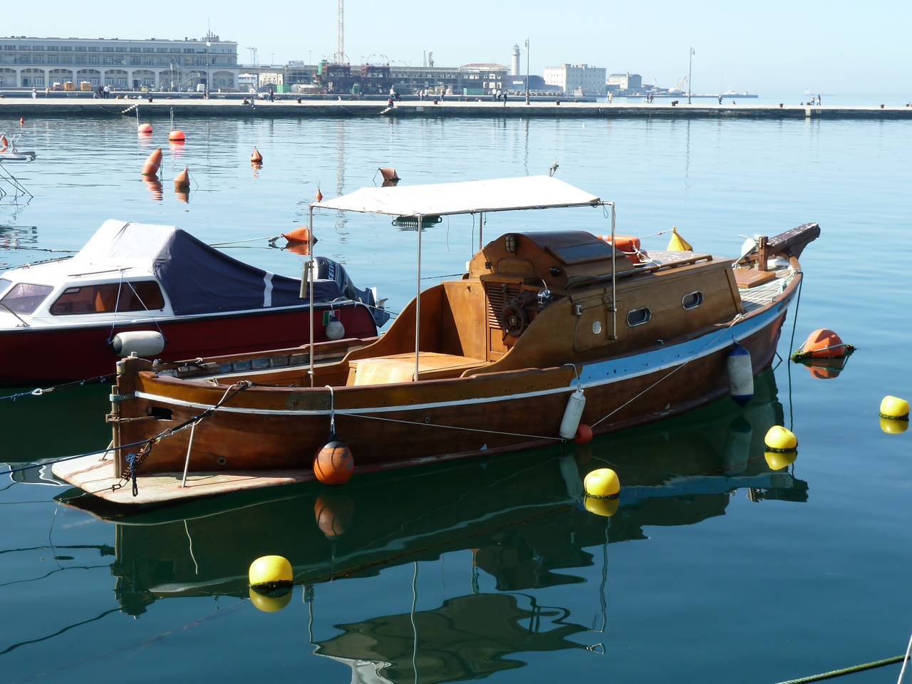 Oggi ho fatto un bellissimo sogno, mi sento come questa barca.
Aspetto qualcosa che sta per arrivare, sono pronto a salpare ed ad immergermi nell'orizzonte in una splendida giornata di sole.
Comincia l'estate. Sarà emozionante!